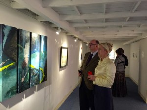 Ambassador looks at Liu Xu's work