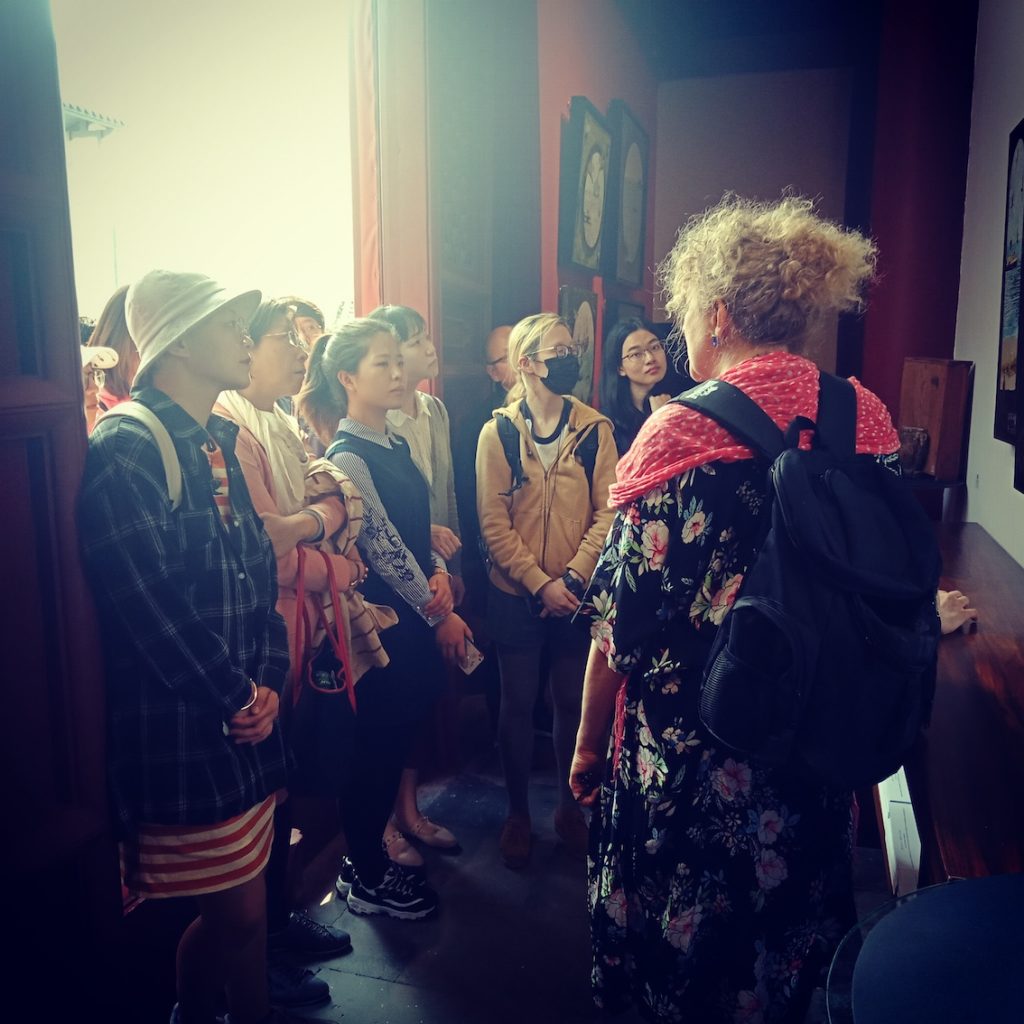 Fion Gunn starts the tour for BFSU students at Dong Yue Art Museum.